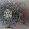 gros plan de la pièce métallique du Sac Edda_Fleur Celtique marron
